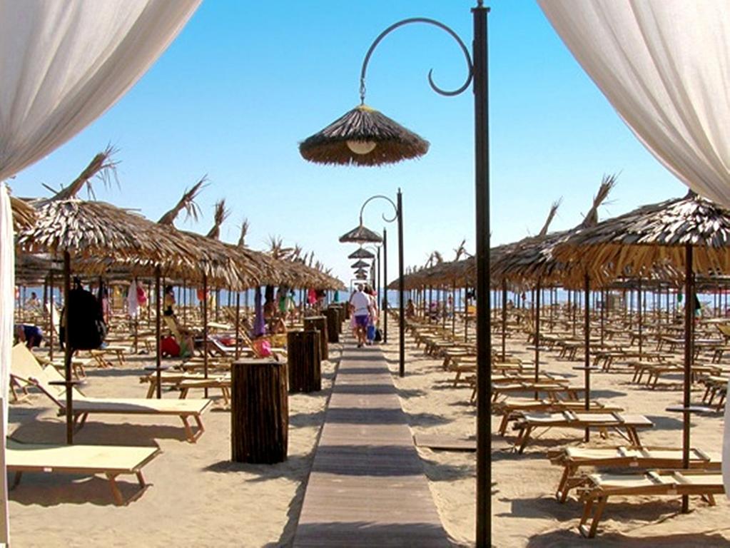 Hotel Confort Римини Экстерьер фото