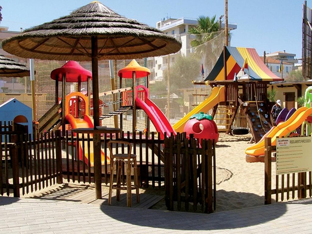 Hotel Confort Римини Экстерьер фото