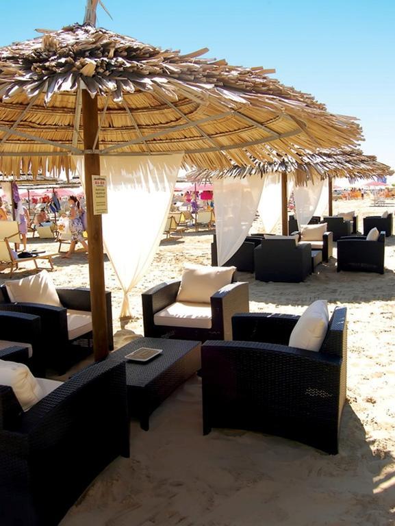 Hotel Confort Римини Экстерьер фото