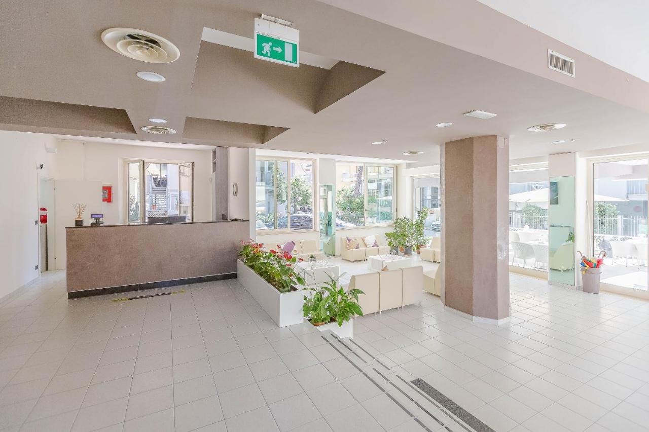 Hotel Confort Римини Экстерьер фото