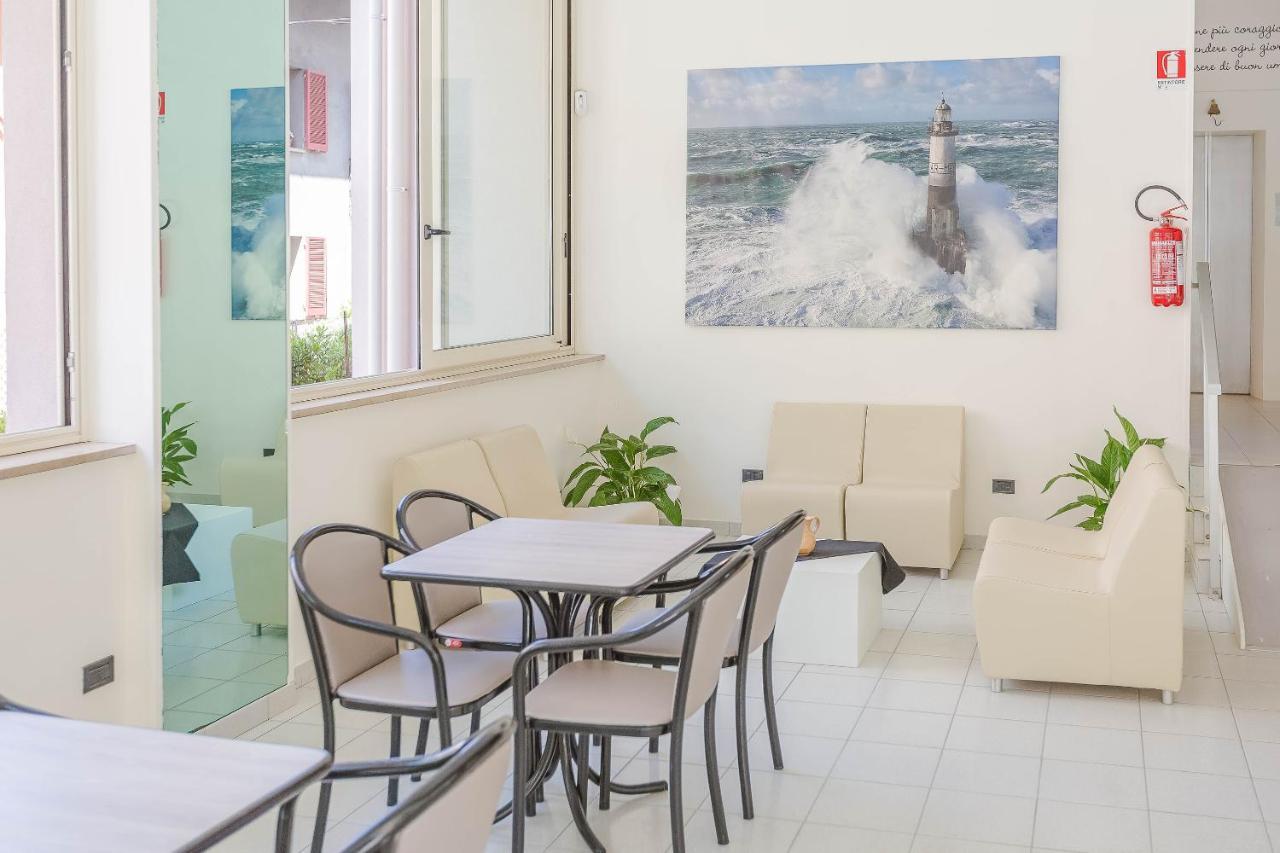 Hotel Confort Римини Экстерьер фото