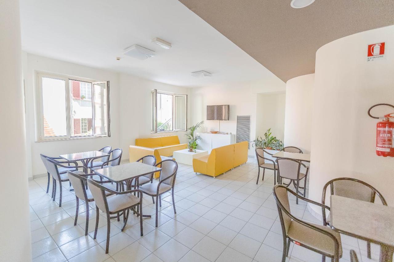 Hotel Confort Римини Экстерьер фото