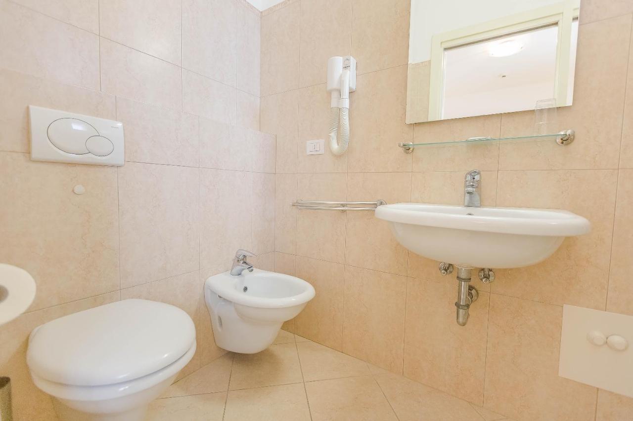 Hotel Confort Римини Экстерьер фото