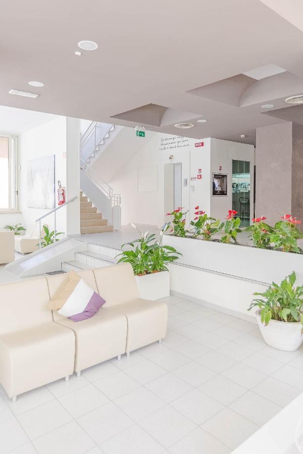 Hotel Confort Римини Экстерьер фото