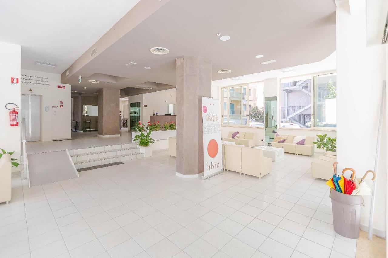 Hotel Confort Римини Экстерьер фото