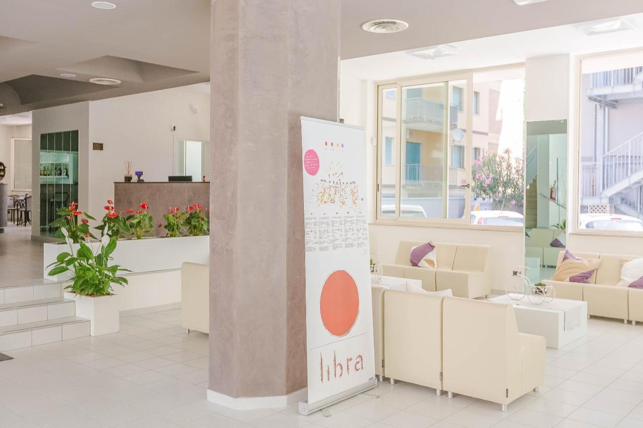 Hotel Confort Римини Экстерьер фото