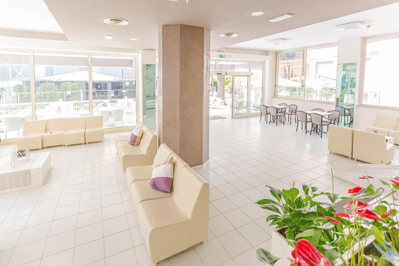 Hotel Confort Римини Экстерьер фото