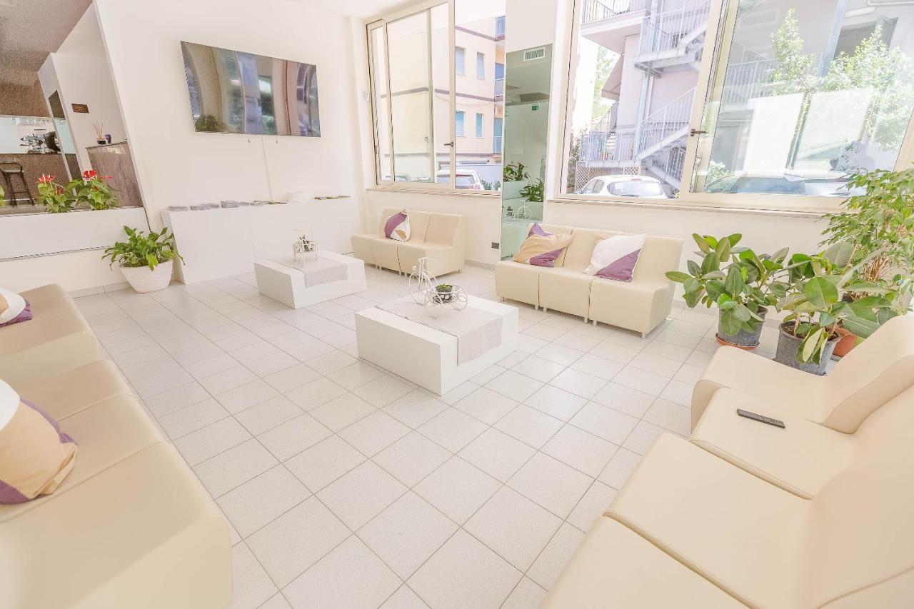 Hotel Confort Римини Экстерьер фото