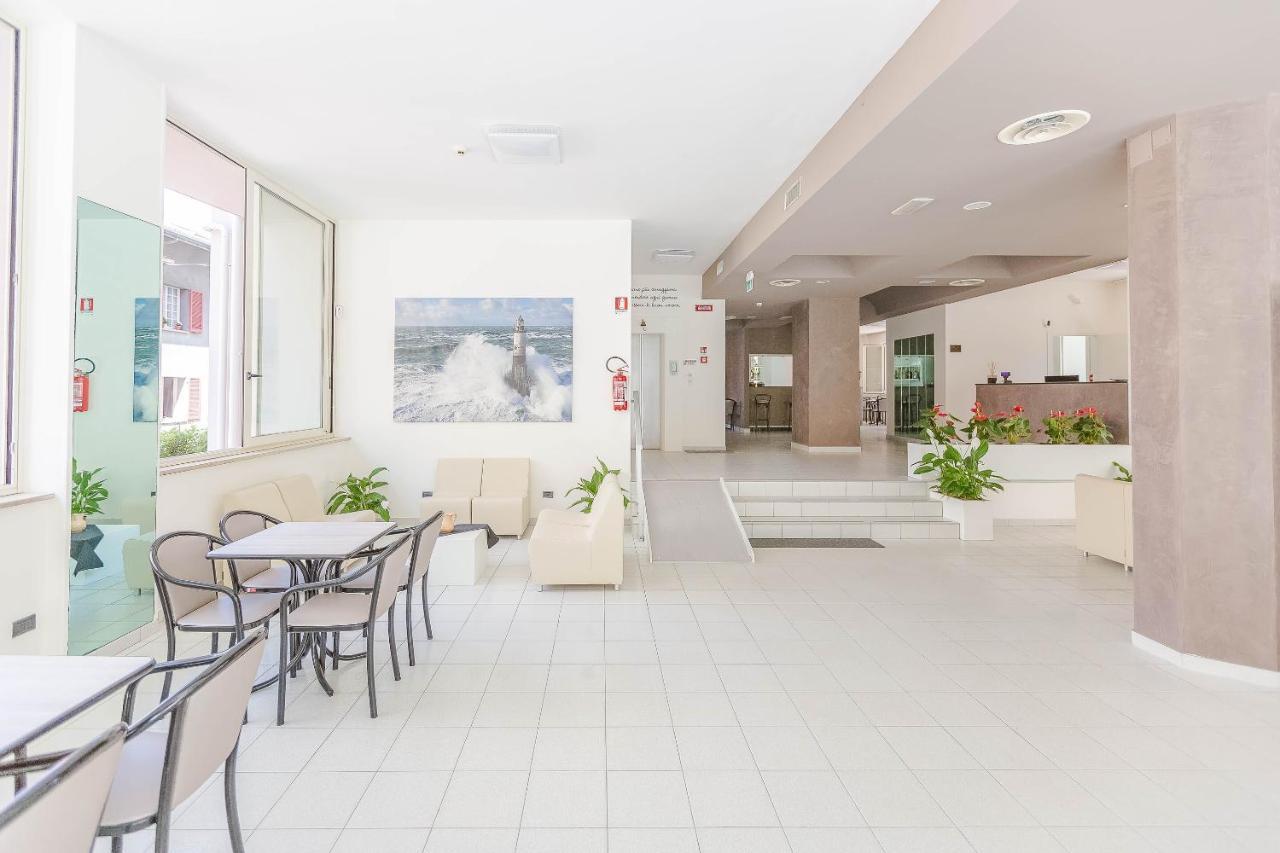 Hotel Confort Римини Экстерьер фото
