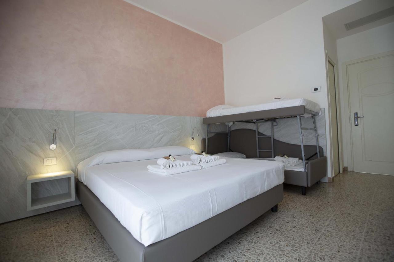 Hotel Confort Римини Экстерьер фото