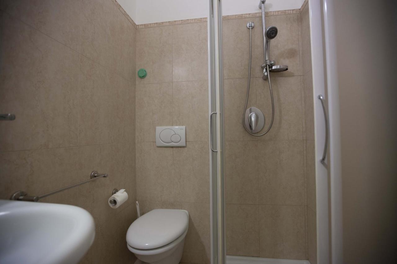 Hotel Confort Римини Экстерьер фото