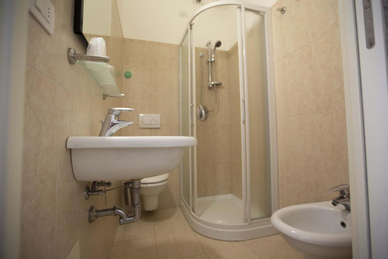 Hotel Confort Римини Экстерьер фото