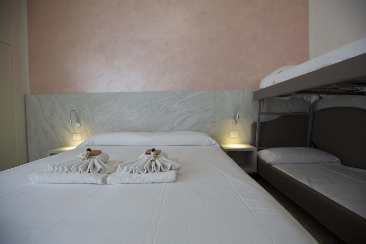 Hotel Confort Римини Экстерьер фото