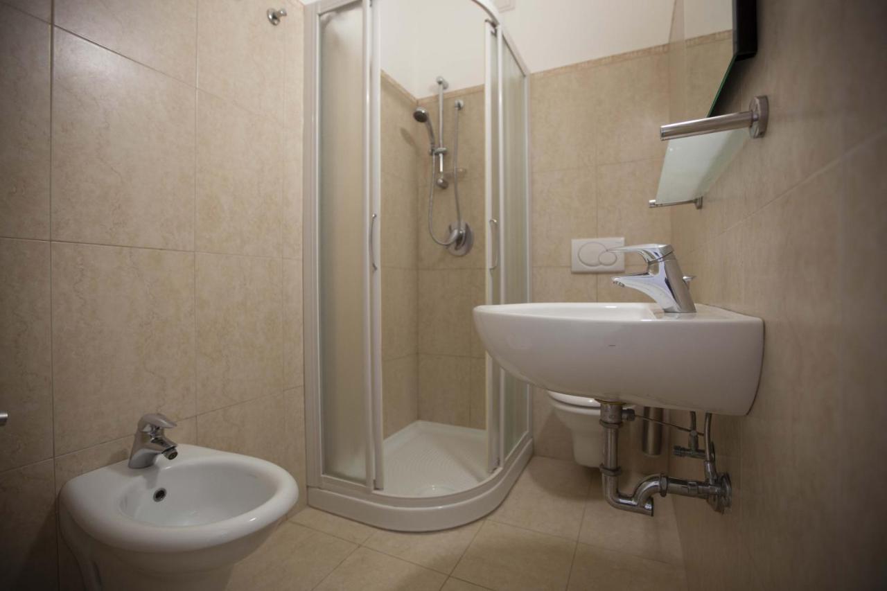 Hotel Confort Римини Экстерьер фото