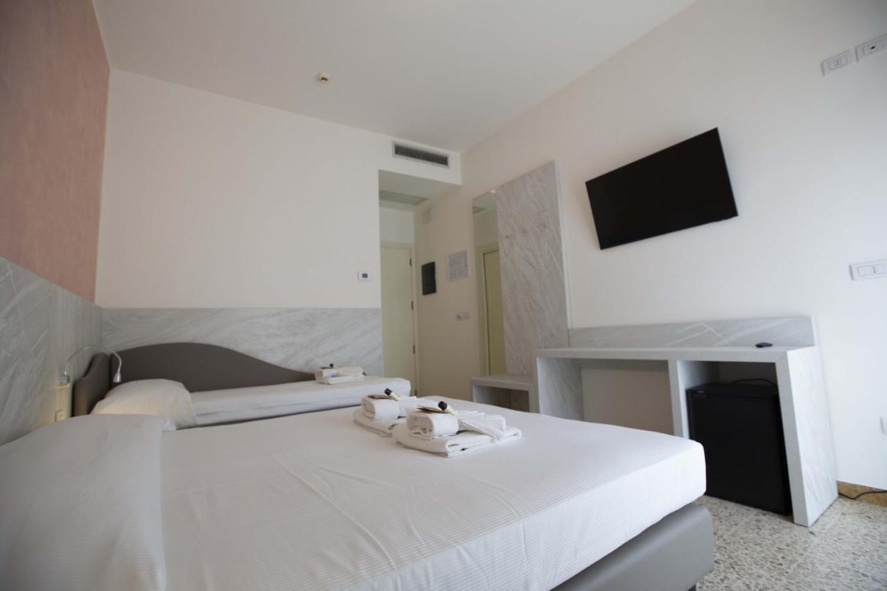 Hotel Confort Римини Экстерьер фото