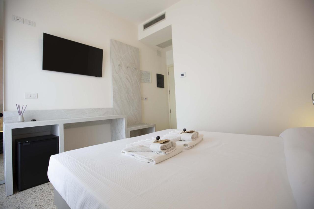 Hotel Confort Римини Экстерьер фото