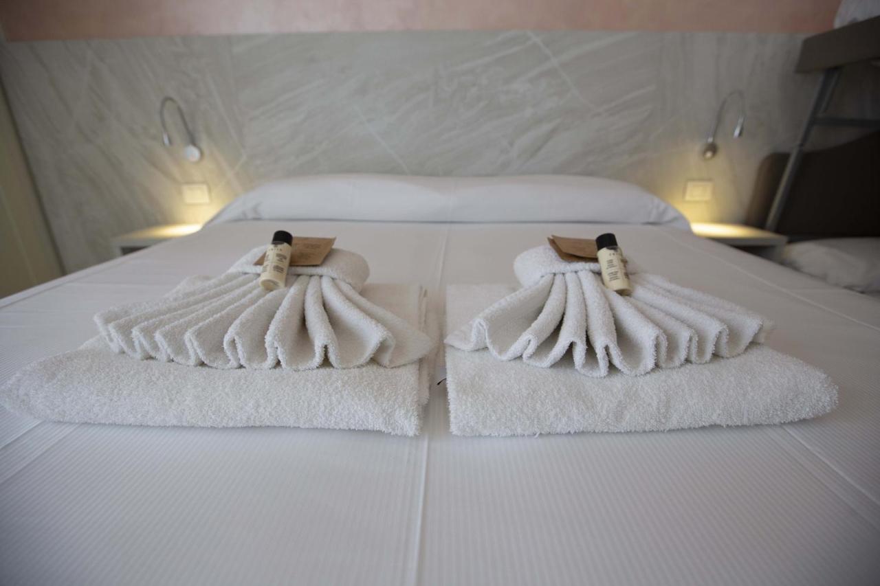 Hotel Confort Римини Экстерьер фото