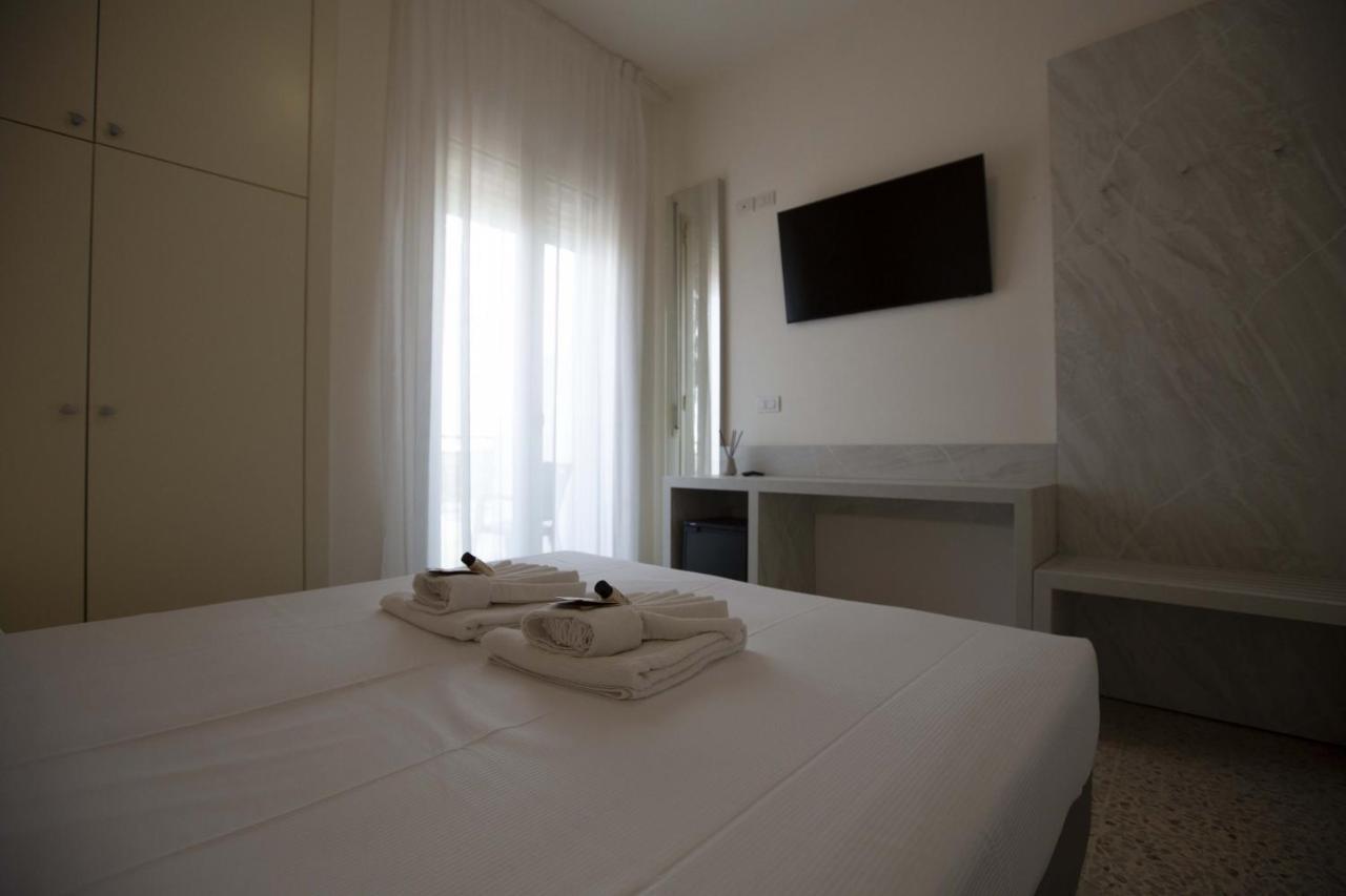 Hotel Confort Римини Экстерьер фото