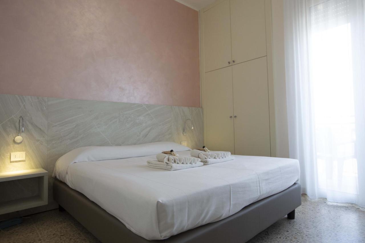 Hotel Confort Римини Экстерьер фото