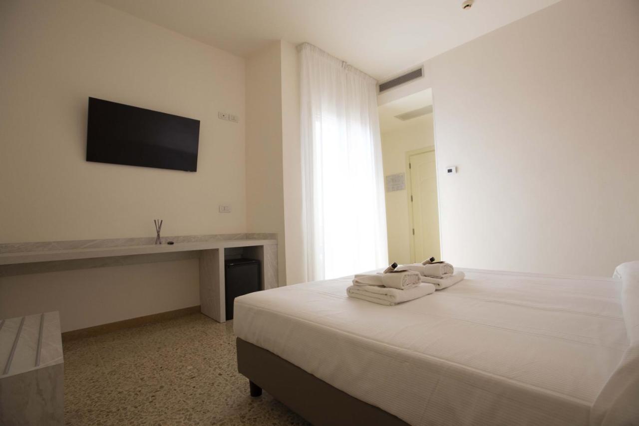 Hotel Confort Римини Экстерьер фото