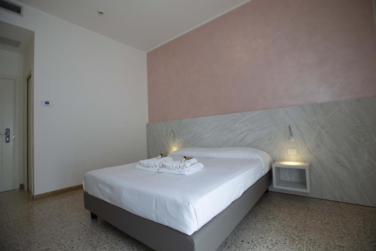 Hotel Confort Римини Экстерьер фото