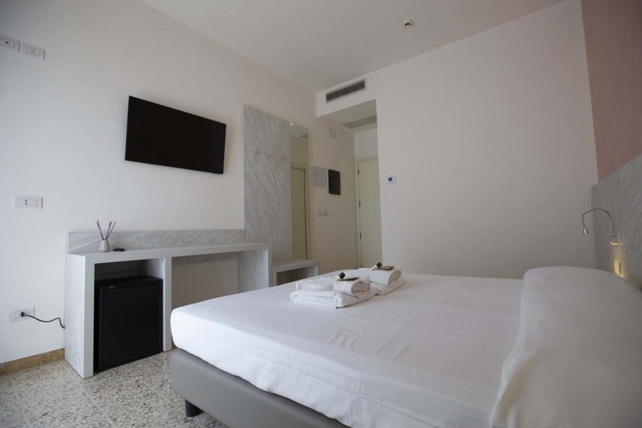 Hotel Confort Римини Экстерьер фото